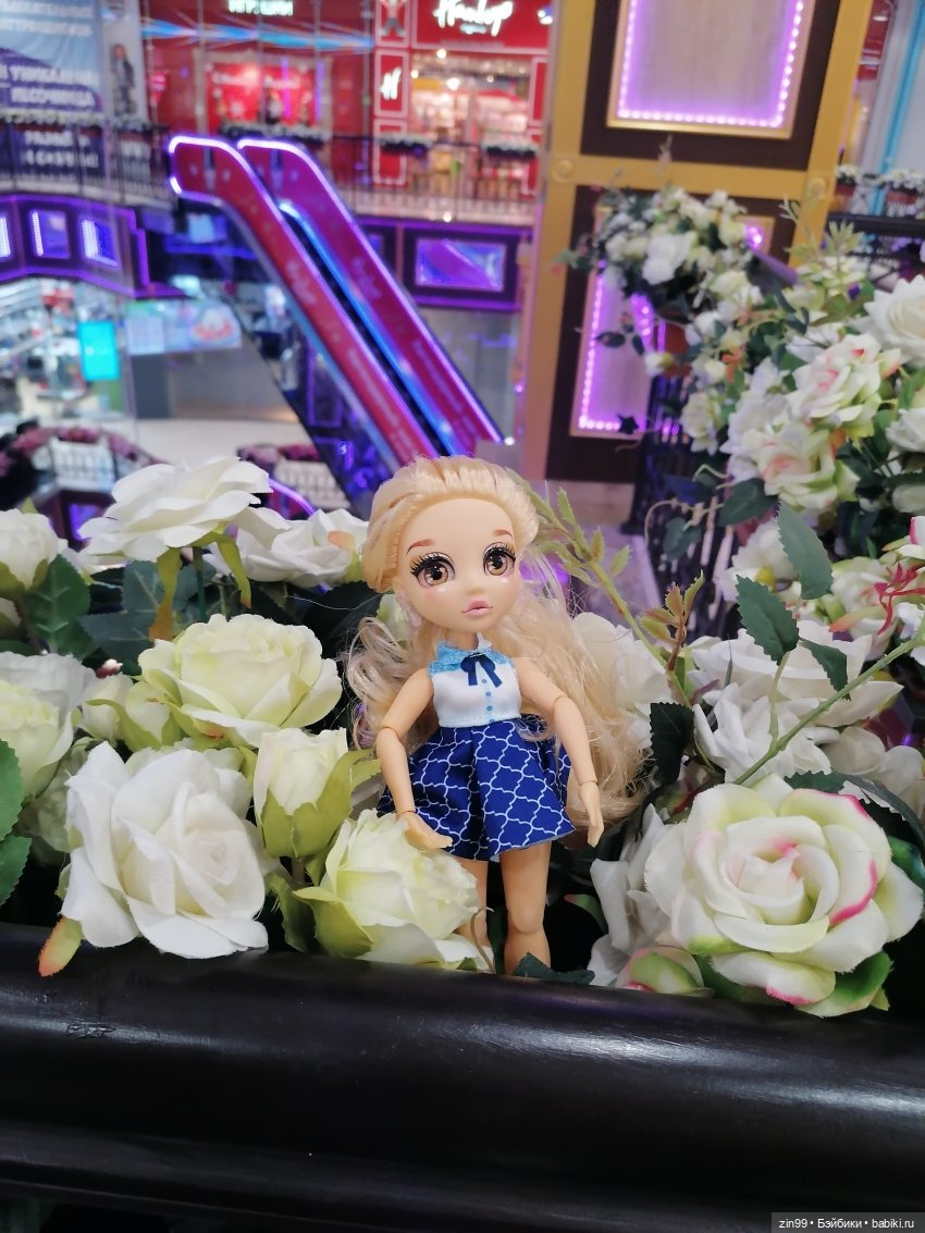 Прогулка в большой развлекательный центр Москвы с куколкой