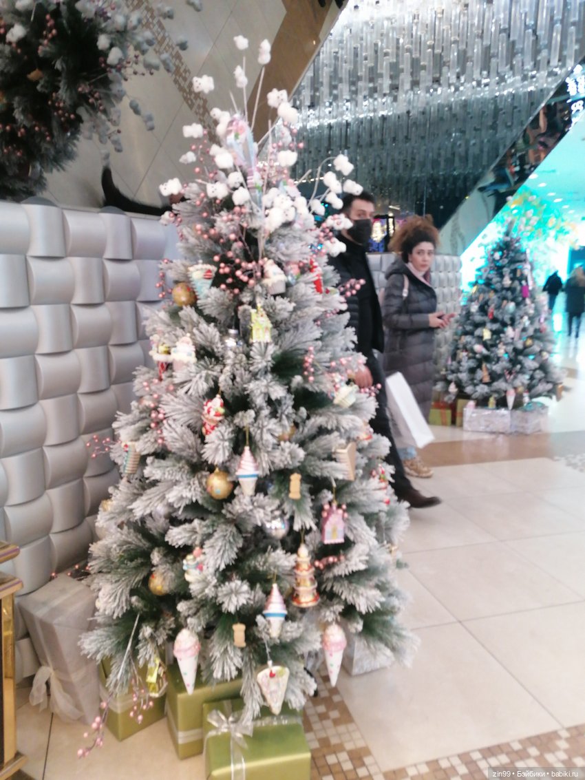 Прогулка в большой развлекательный центр Москвы с куколкой