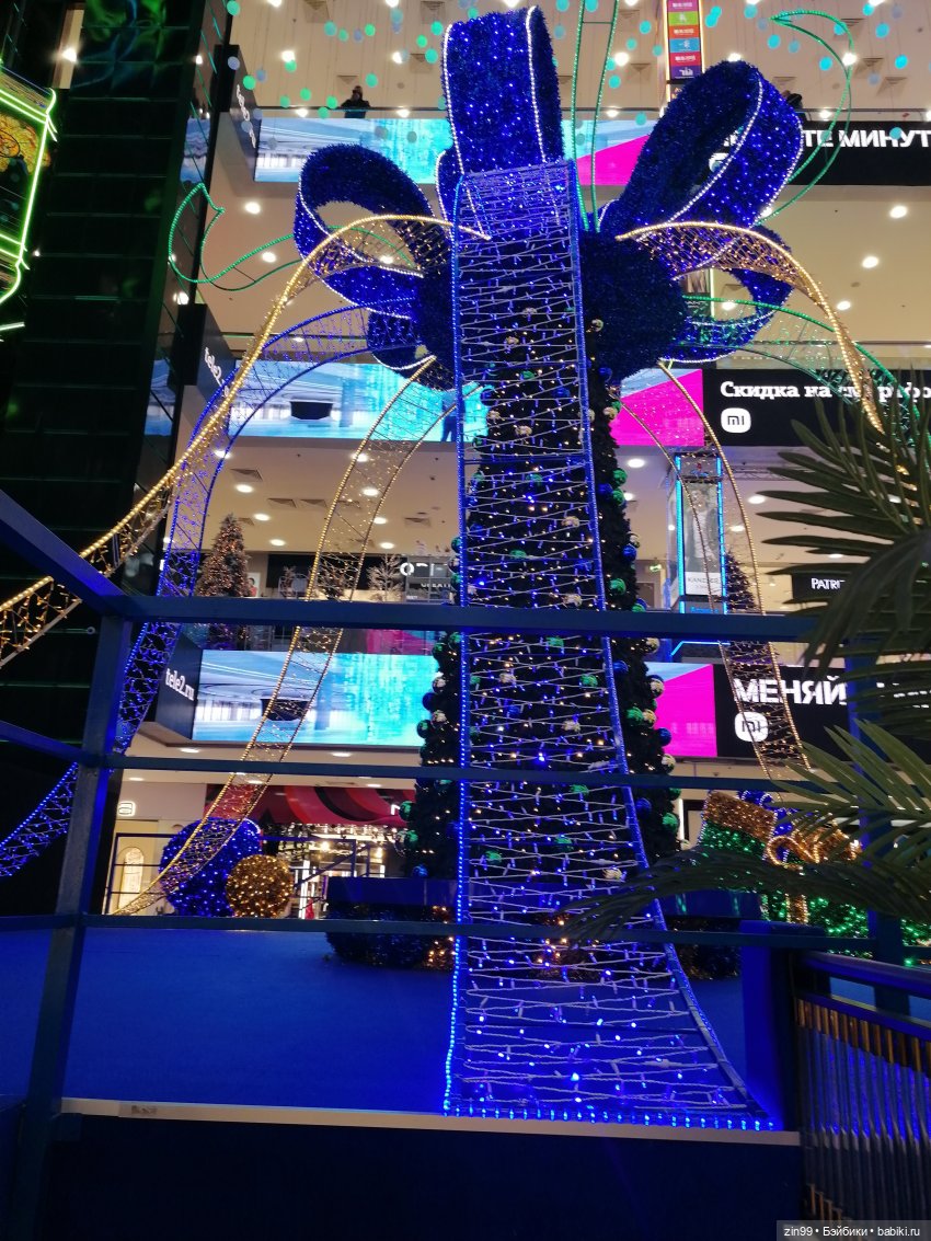 Прогулка в большой развлекательный центр Москвы с куколкой