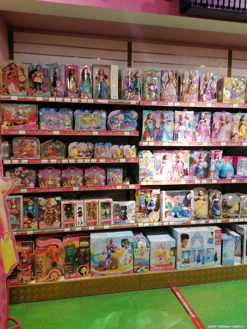 Прогулка в большой развлекательный центр Москвы с куколкой