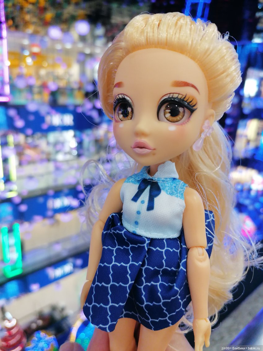 Прогулка в большой развлекательный центр Москвы с куколкой