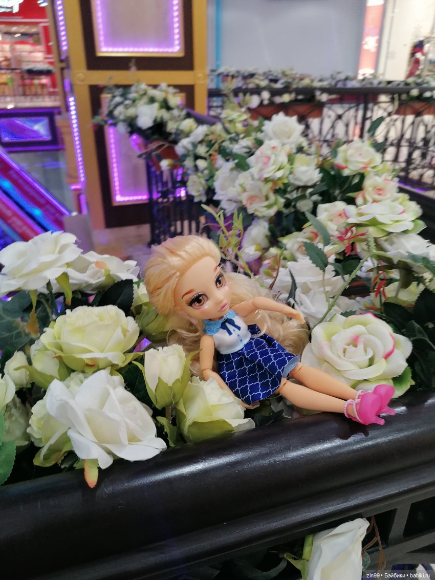 Прогулка в большой развлекательный центр Москвы с куколкой