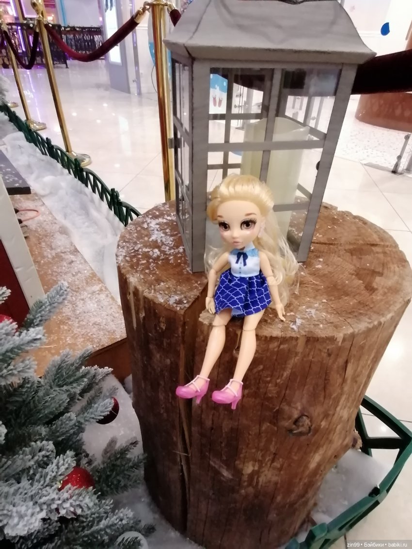 Прогулка в большой развлекательный центр Москвы с куколкой