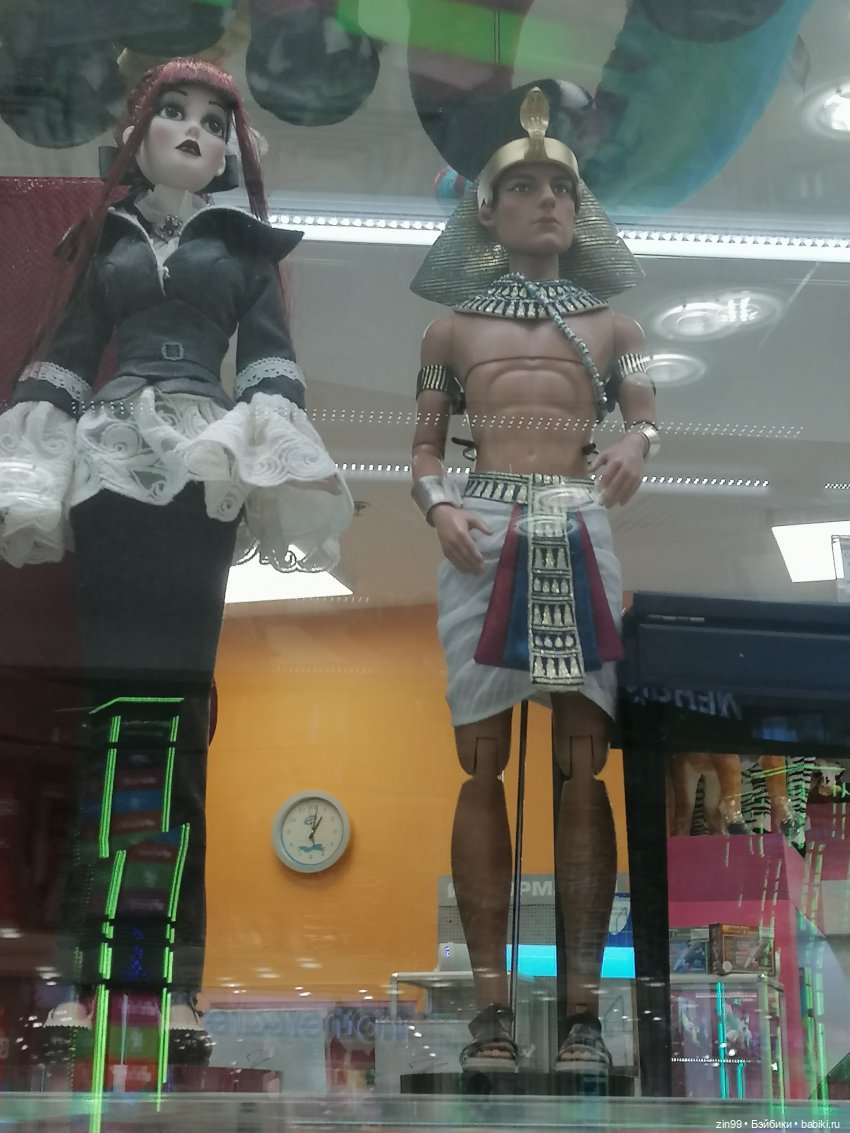 Прогулка в большой развлекательный центр Москвы с куколкой