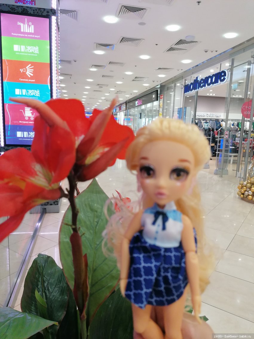 Прогулка в большой развлекательный центр Москвы с куколкой