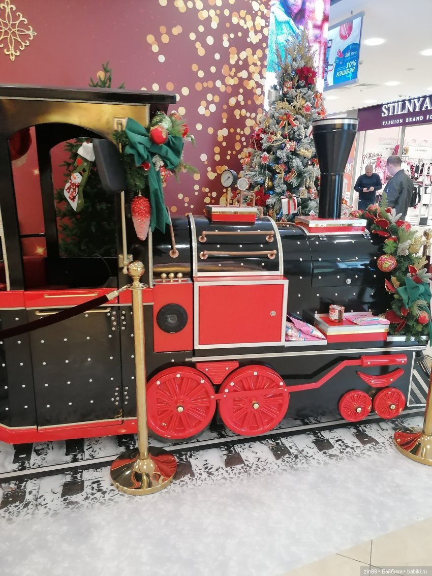 Прогулка в большой развлекательный центр Москвы с куколкой