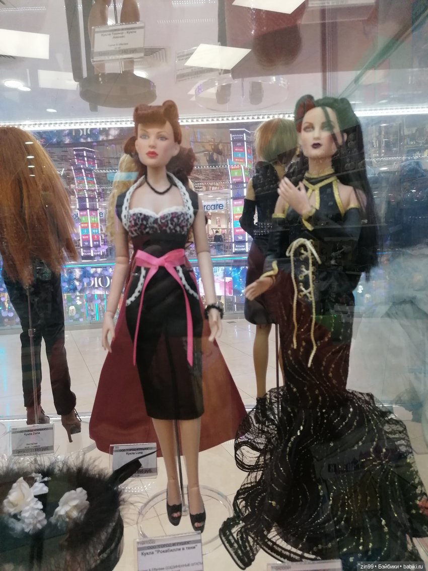 Прогулка в большой развлекательный центр Москвы с куколкой