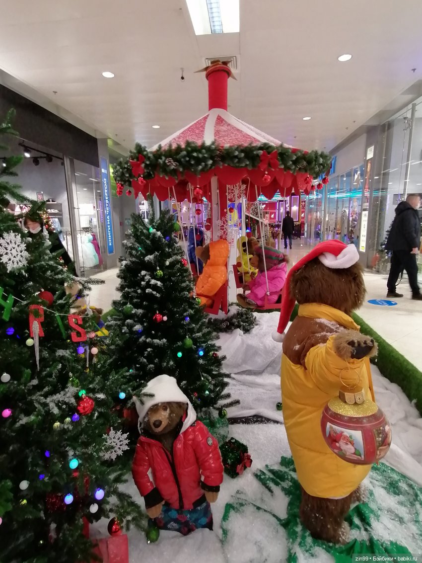 Прогулка в большой развлекательный центр Москвы с куколкой