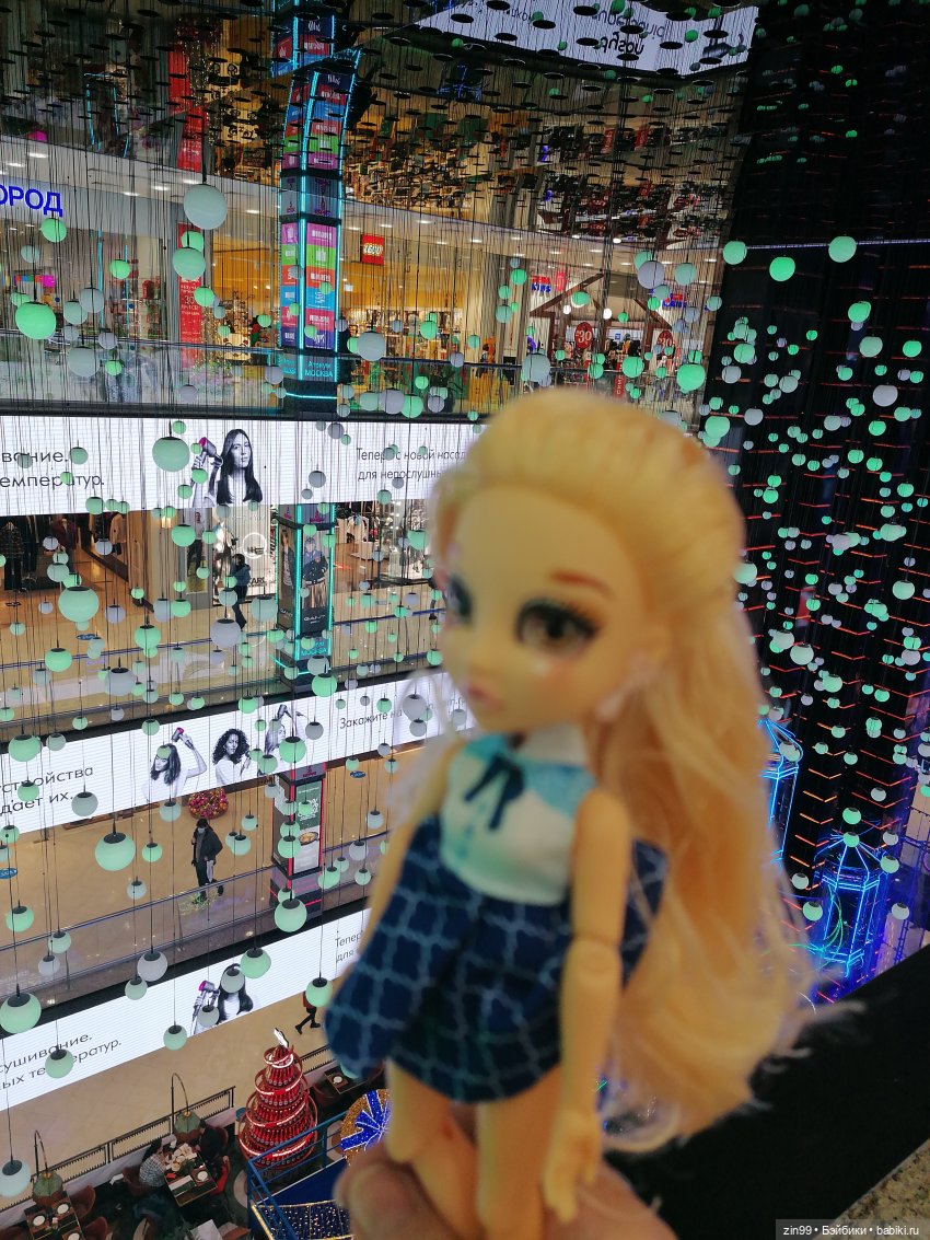 Прогулка в большой развлекательный центр Москвы с куколкой