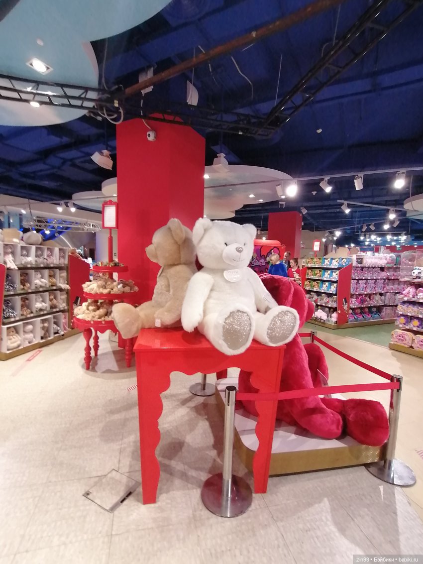 Прогулка в большой детский магазин и не только