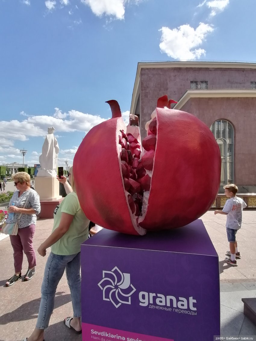Куколки ГДР в национальных костюмах и прогулка по ВДНХ