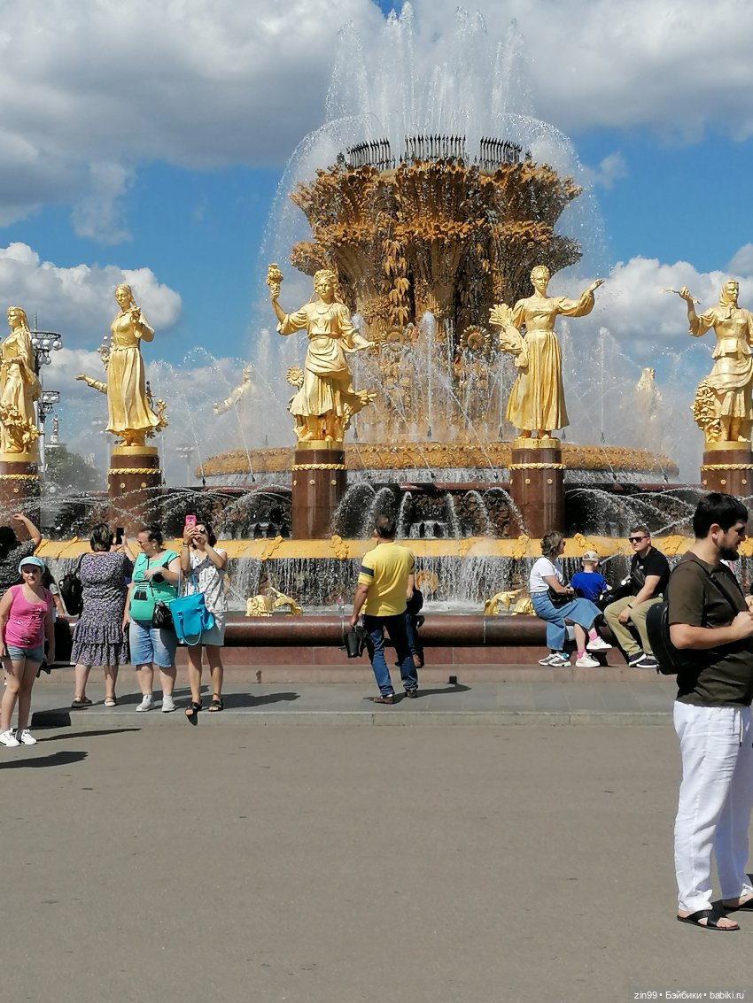 Куколки ГДР в национальных костюмах и прогулка по ВДНХ