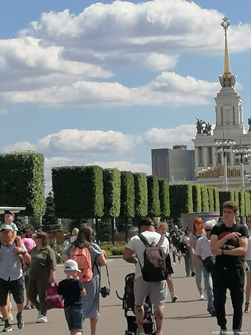 Куколки ГДР в национальных костюмах и прогулка по ВДНХ