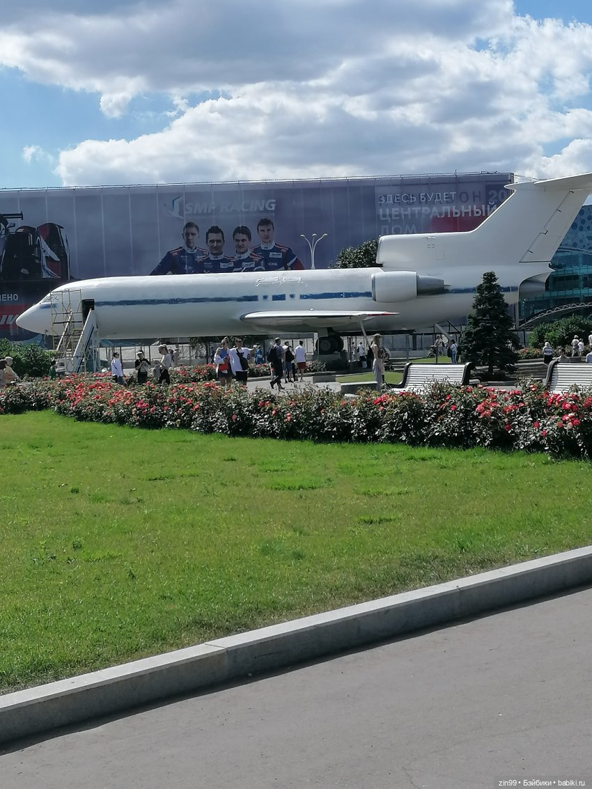 Куколки ГДР в национальных костюмах и прогулка по ВДНХ