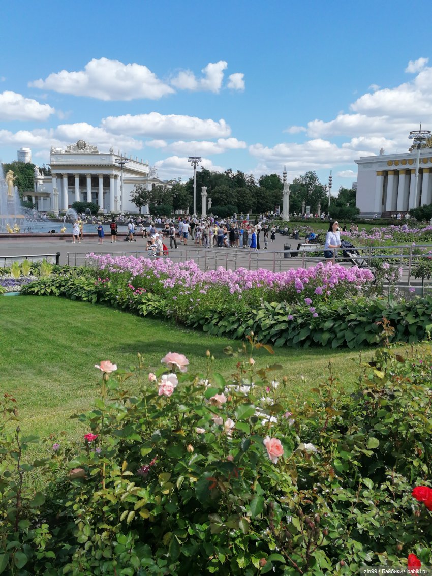 Куколки ГДР в национальных костюмах и прогулка по ВДНХ
