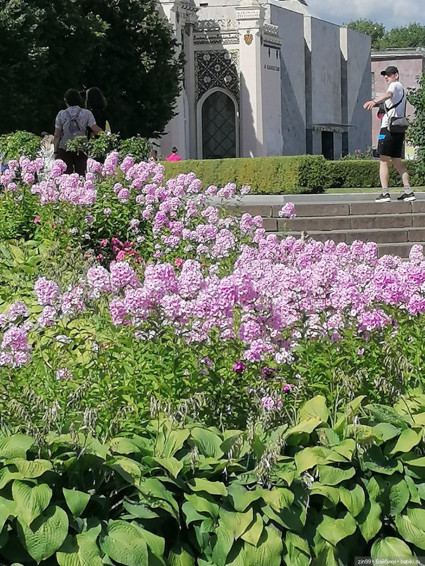 Куколки ГДР в национальных костюмах и прогулка по ВДНХ