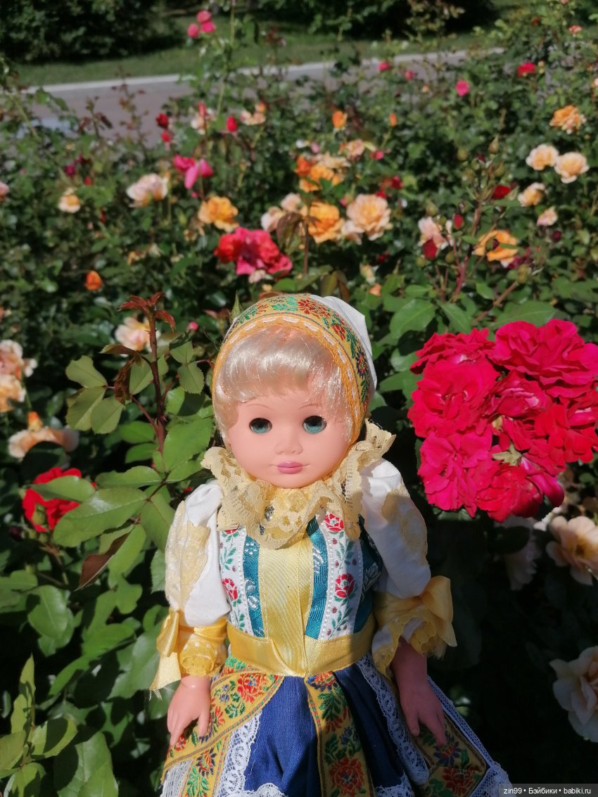 Куколки ГДР в национальных костюмах и прогулка по ВДНХ