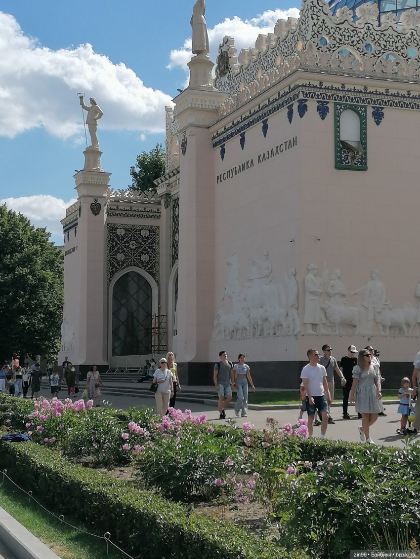 Куколки ГДР в национальных костюмах и прогулка по ВДНХ