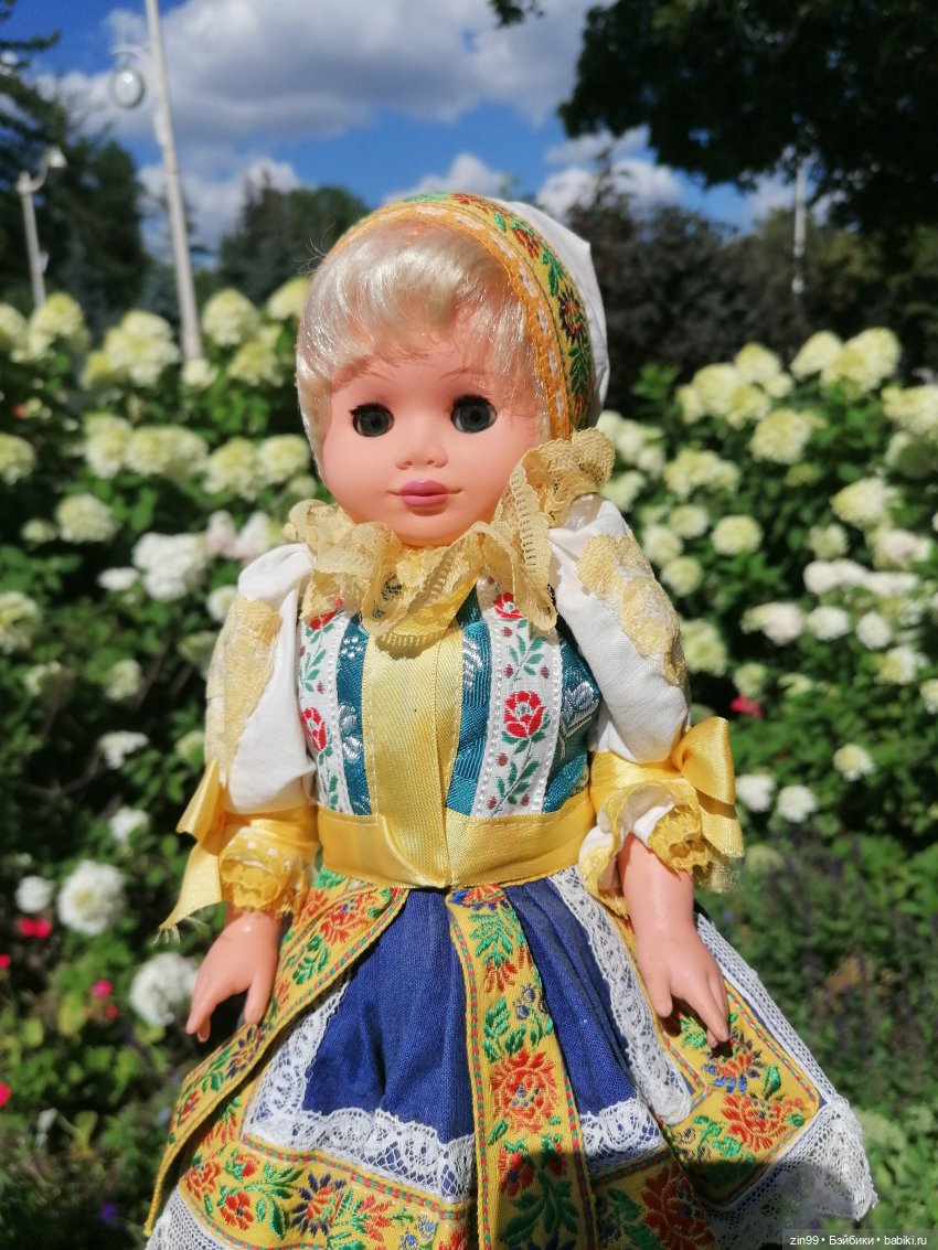 Куколки ГДР в национальных костюмах и прогулка по ВДНХ