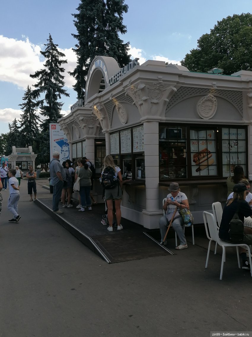 Куколки ГДР в национальных костюмах и прогулка по ВДНХ