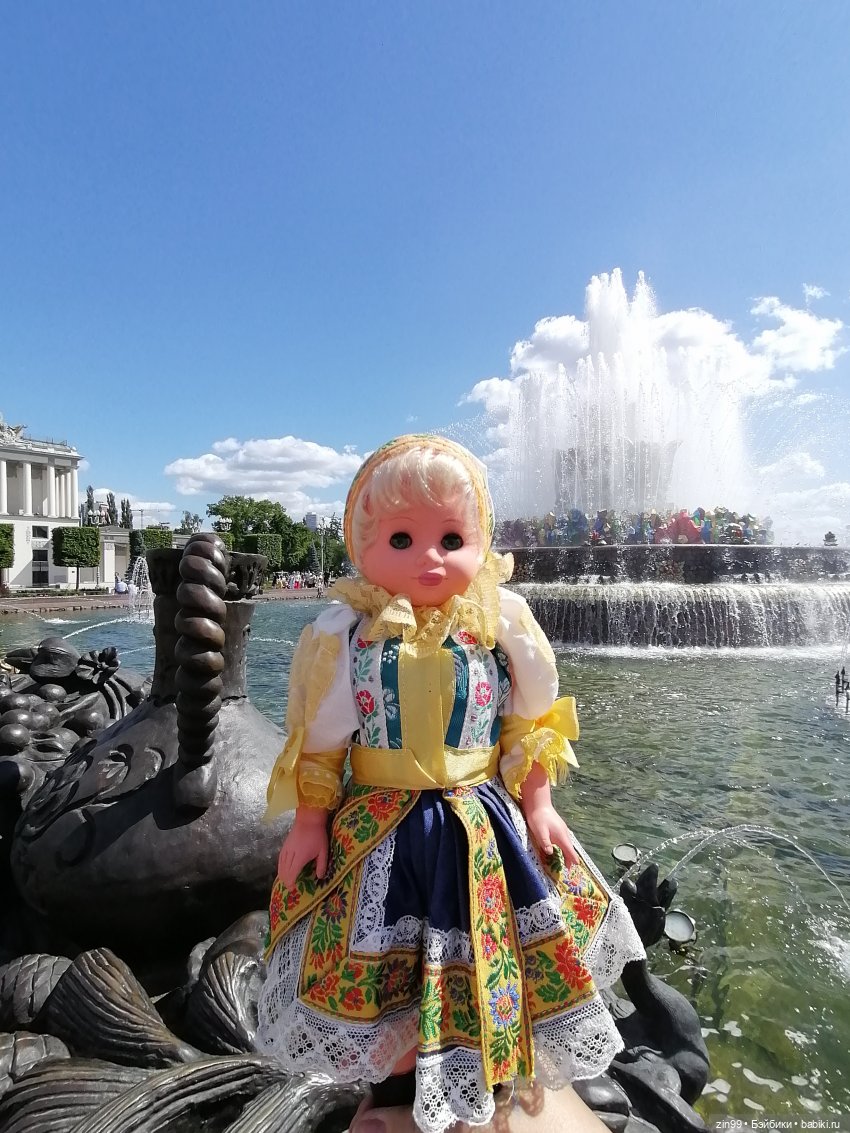 Куколки ГДР в национальных костюмах и прогулка по ВДНХ