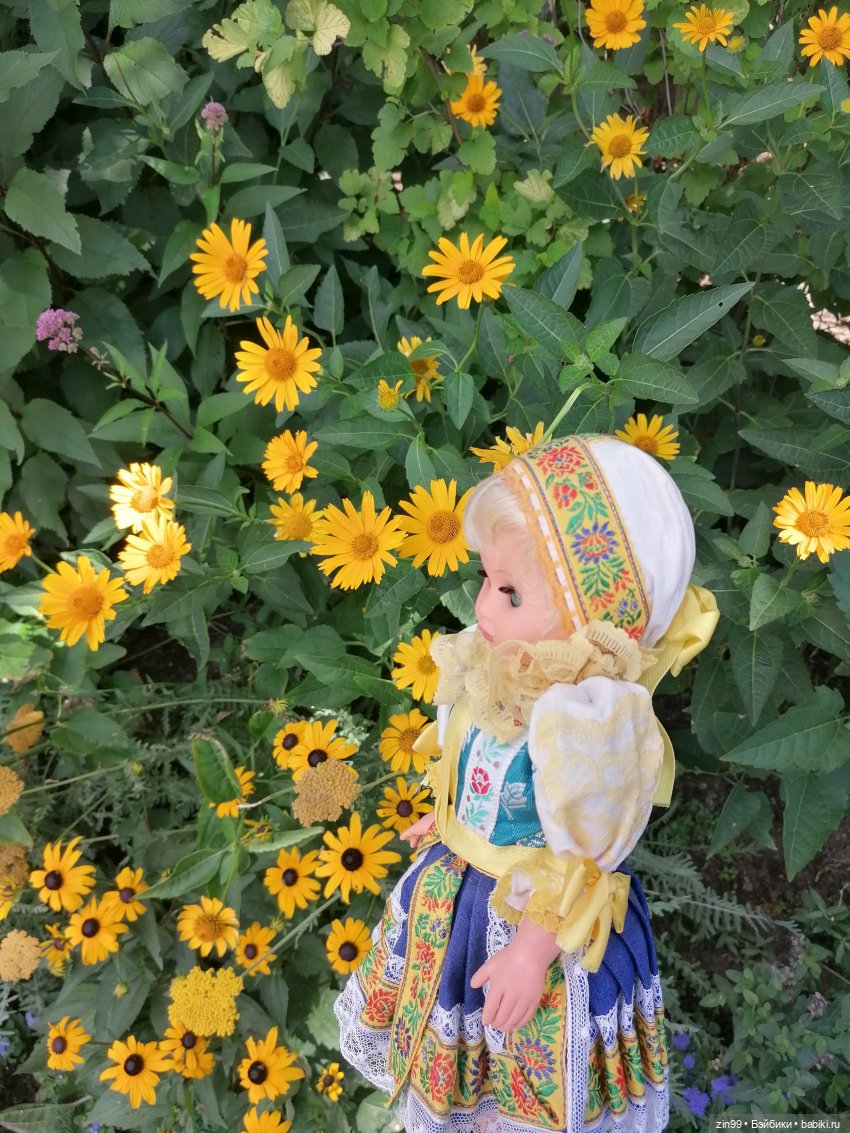 Куколки ГДР в национальных костюмах и прогулка по ВДНХ