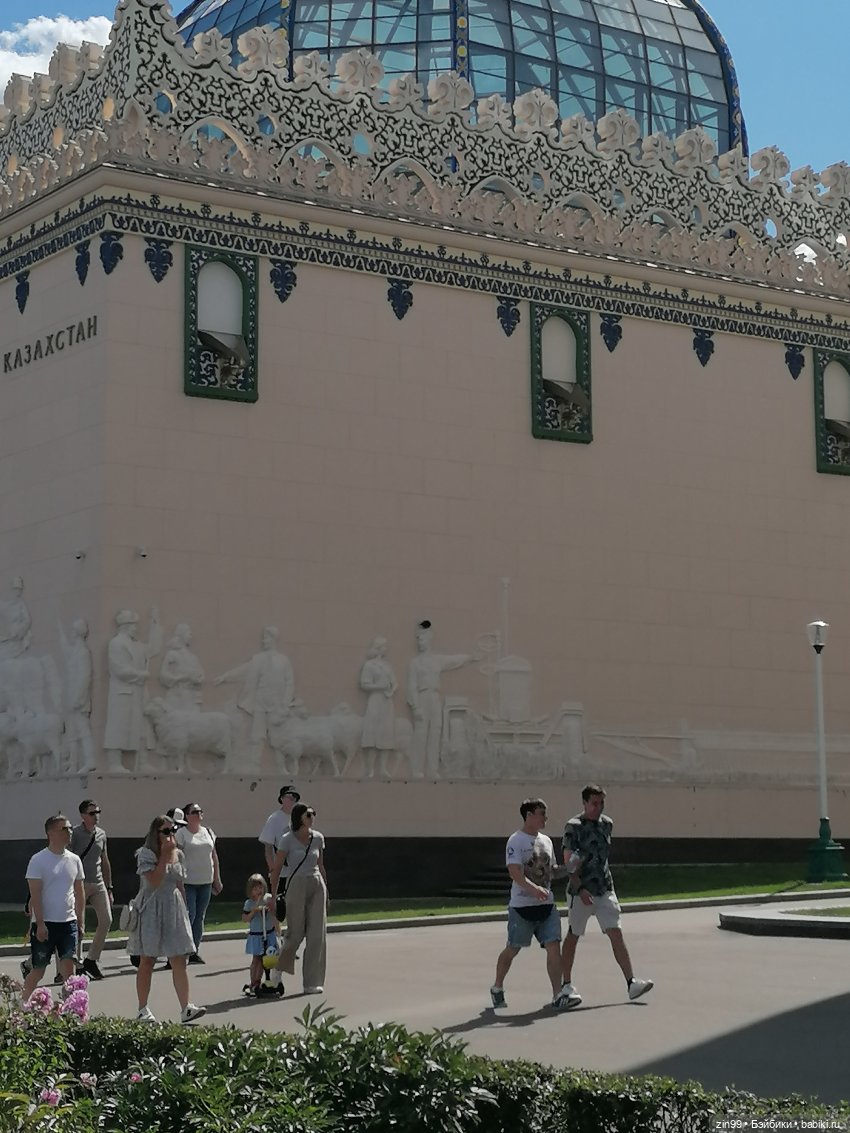 Куколки ГДР в национальных костюмах и прогулка по ВДНХ