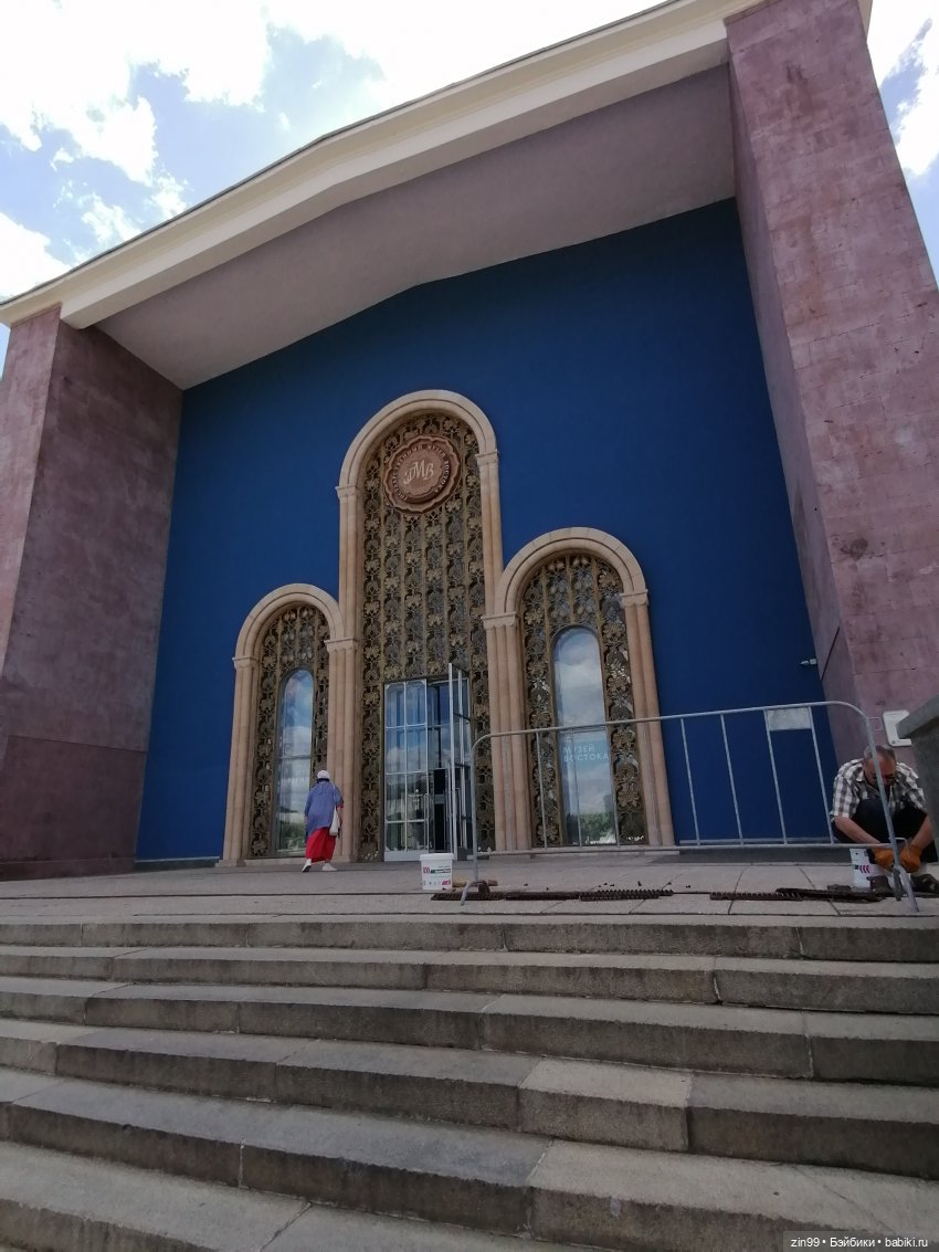 Куколки ГДР в национальных костюмах и прогулка по ВДНХ