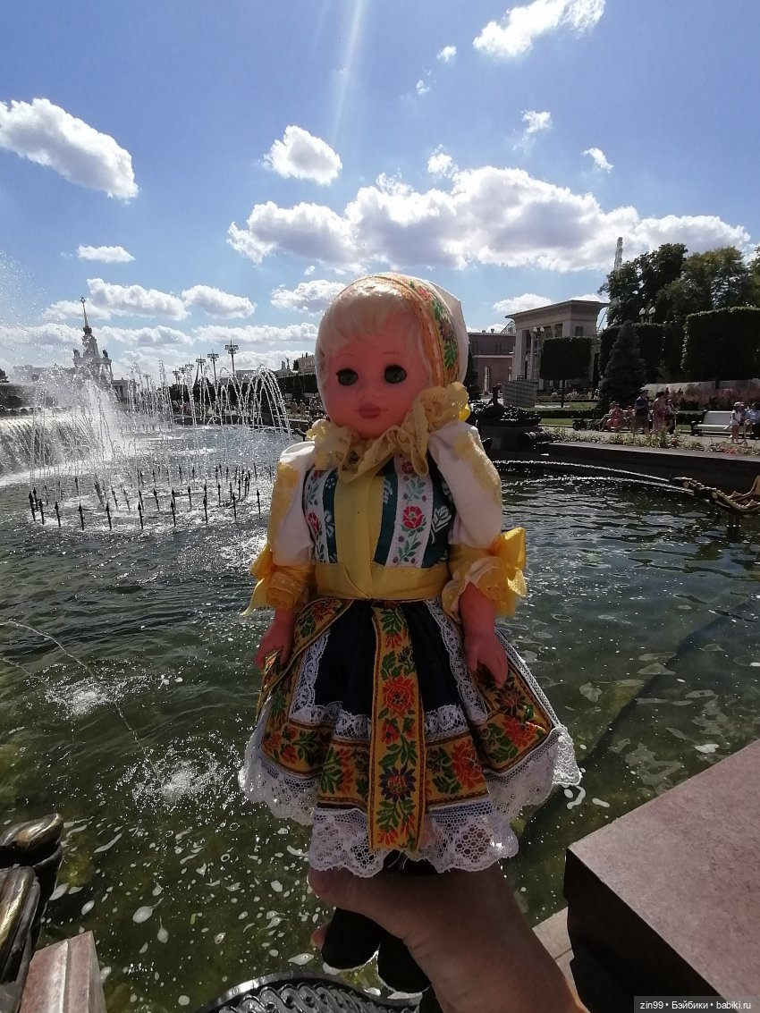 Куколки ГДР в национальных костюмах и прогулка по ВДНХ