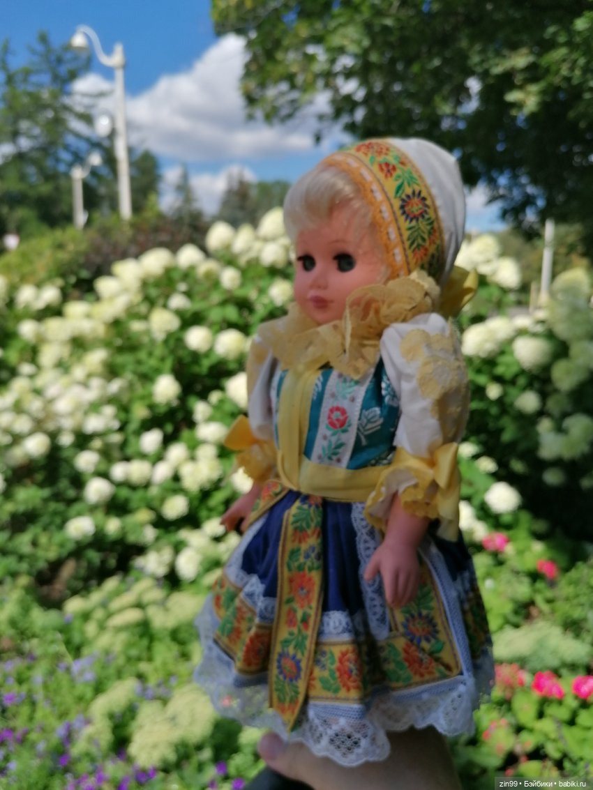 Куколки ГДР в национальных костюмах и прогулка по ВДНХ