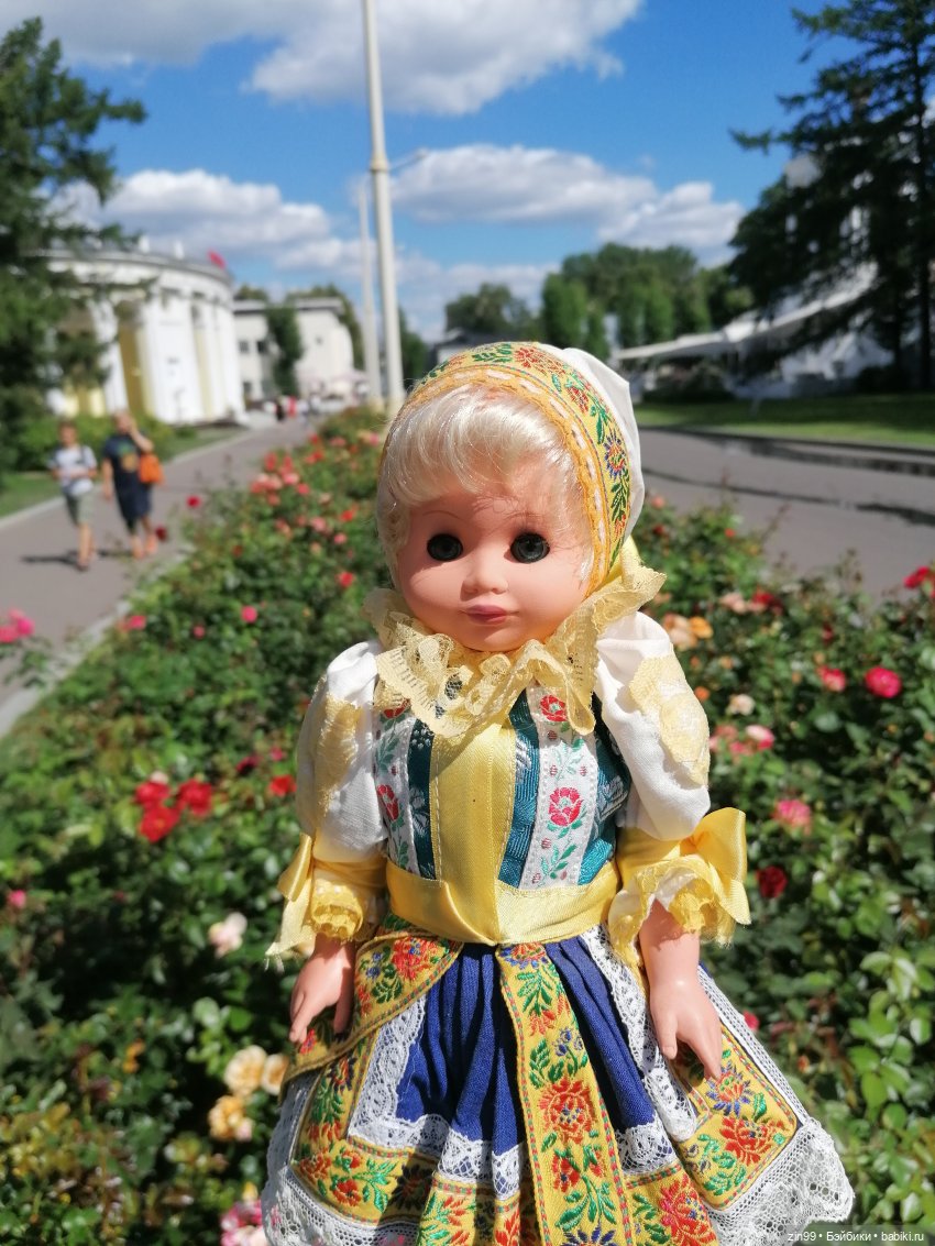 Куколки ГДР в национальных костюмах и прогулка по ВДНХ