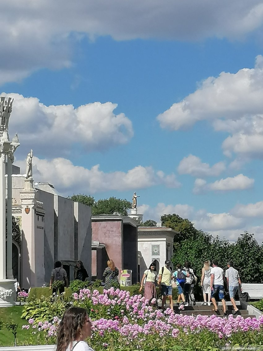 Куколки ГДР в национальных костюмах и прогулка по ВДНХ