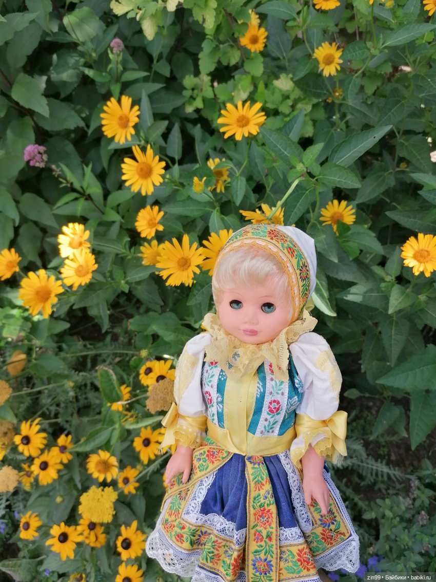 Куколки ГДР в национальных костюмах и прогулка по ВДНХ