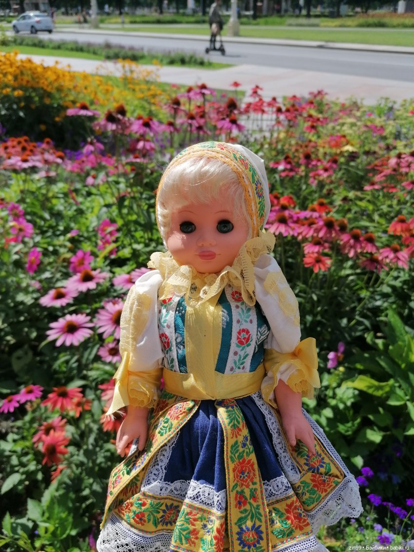 Куколки ГДР в национальных костюмах и прогулка по ВДНХ