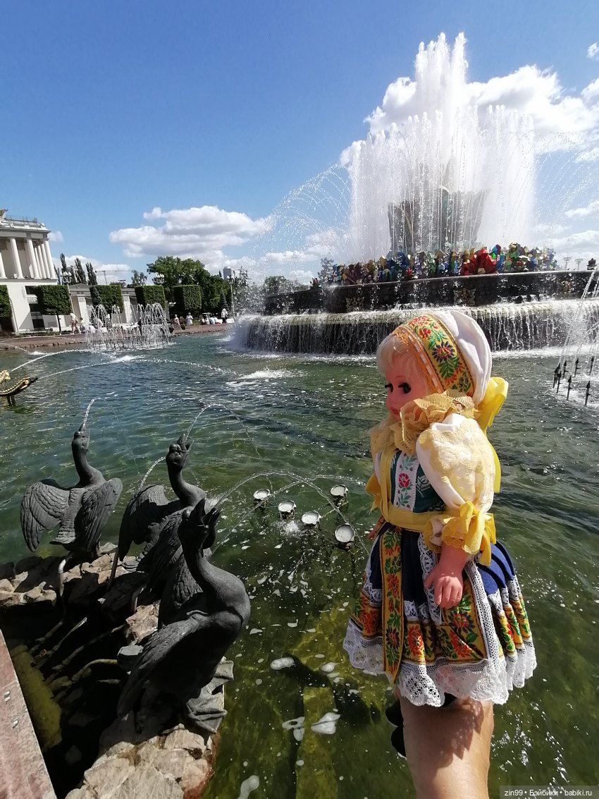 Куколки ГДР в национальных костюмах и прогулка по ВДНХ