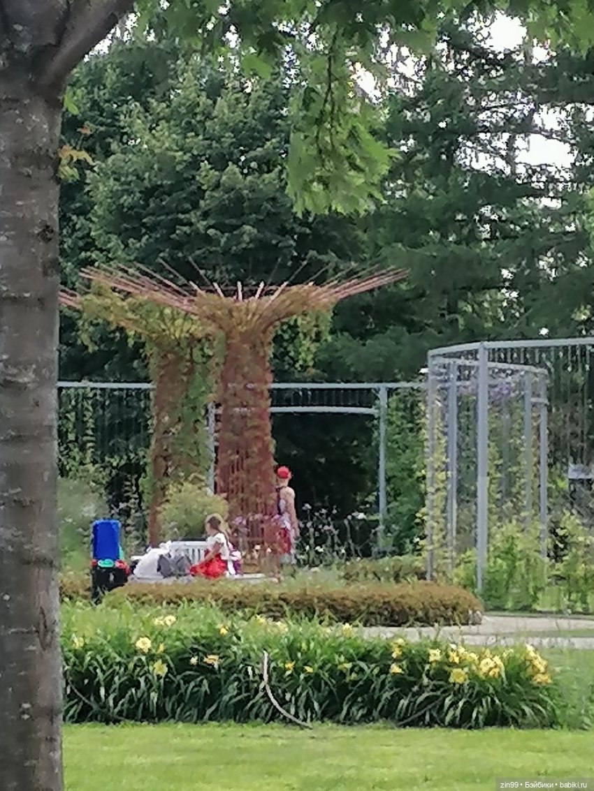 Куколки ГДР в национальных костюмах и прогулка по ВДНХ