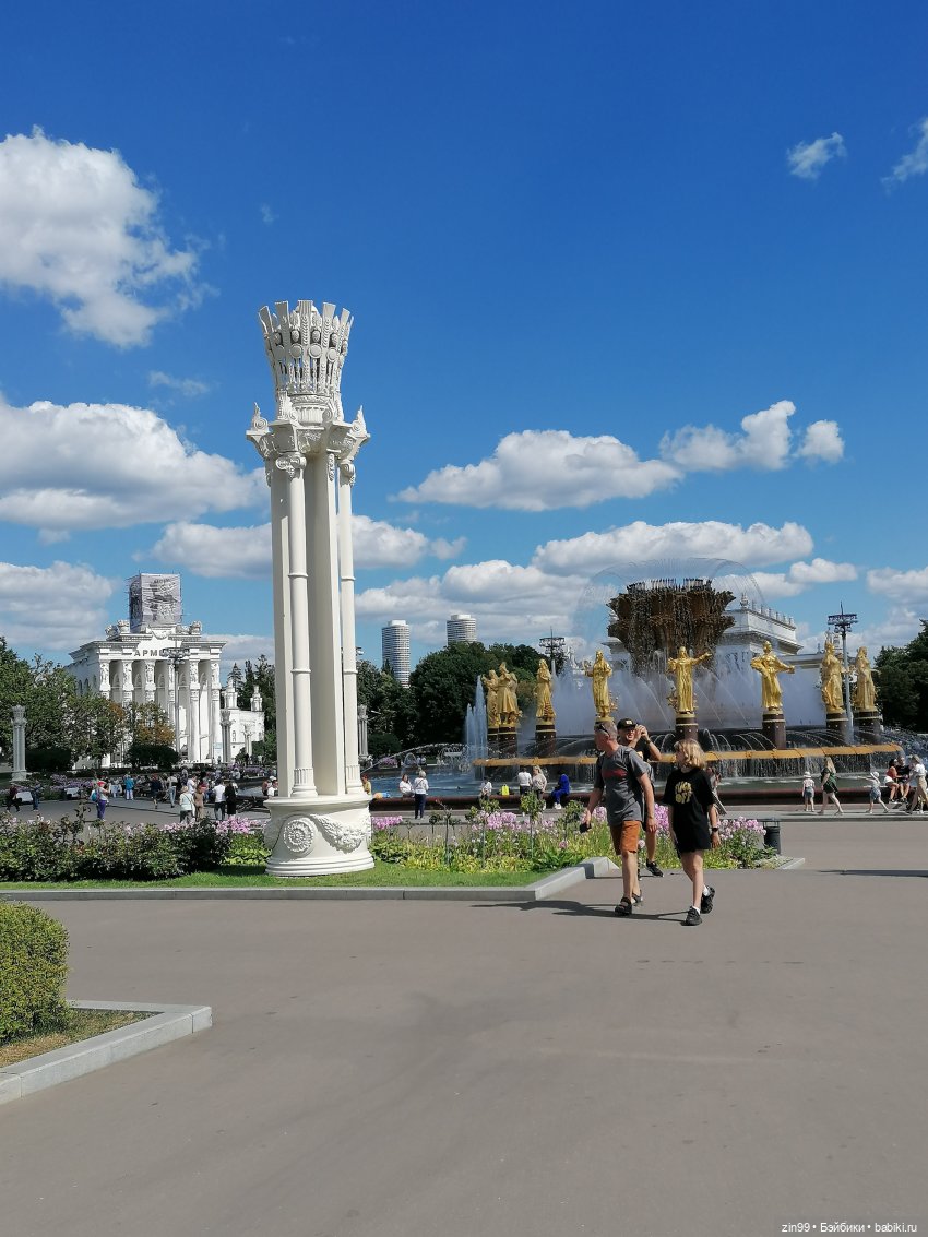 Куколки ГДР в национальных костюмах и прогулка по ВДНХ