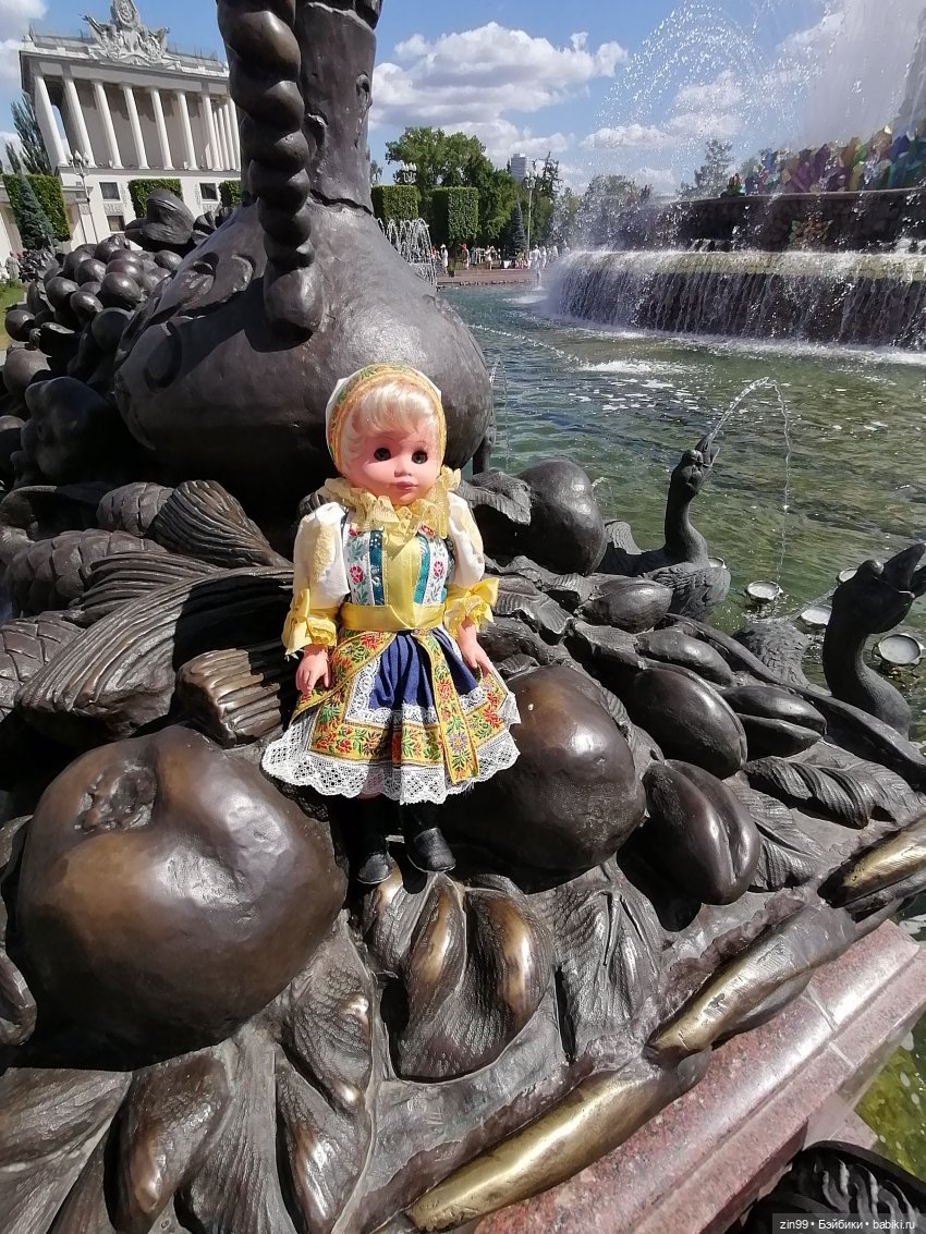 Куколки ГДР в национальных костюмах и прогулка по ВДНХ