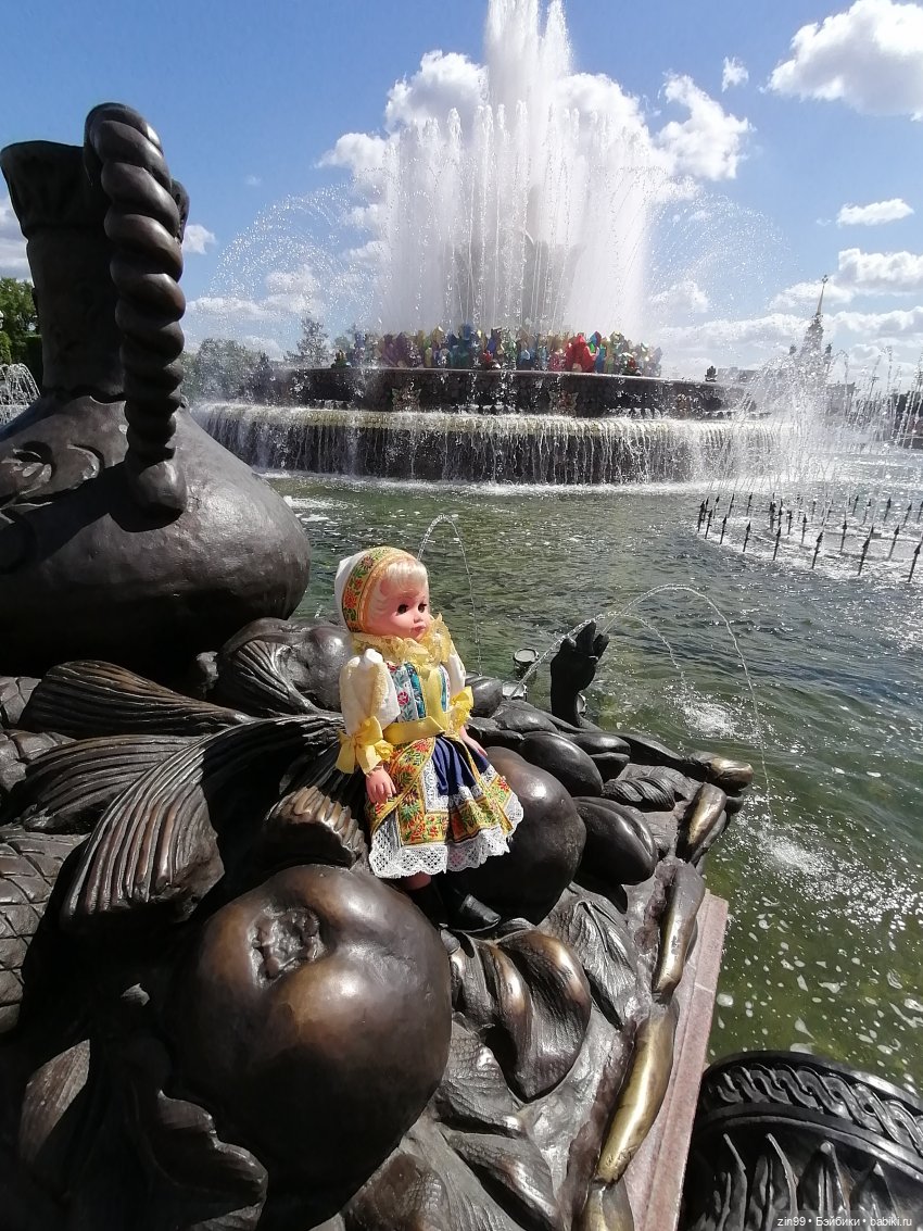 Куколки ГДР в национальных костюмах и прогулка по ВДНХ