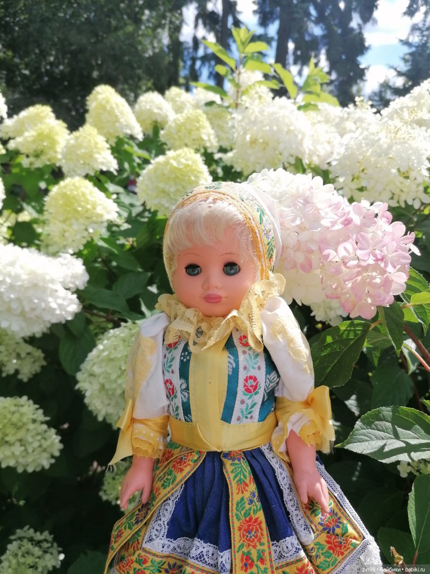 Куколки ГДР в национальных костюмах и прогулка по ВДНХ