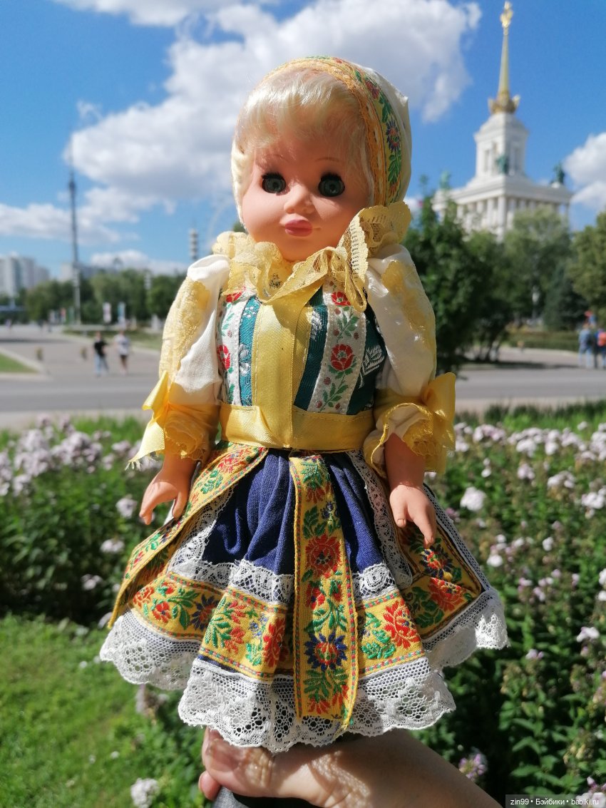 Куколки ГДР в национальных костюмах и прогулка по ВДНХ