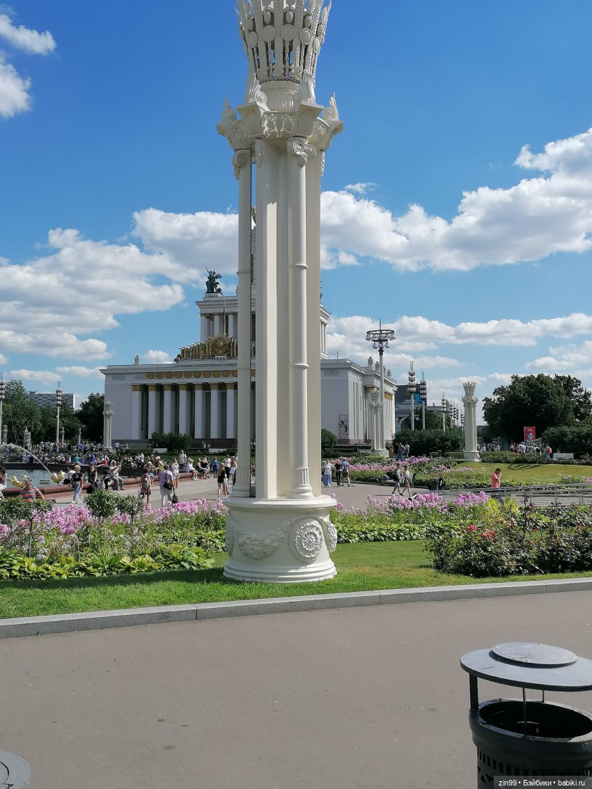 Куколки ГДР в национальных костюмах и прогулка по ВДНХ