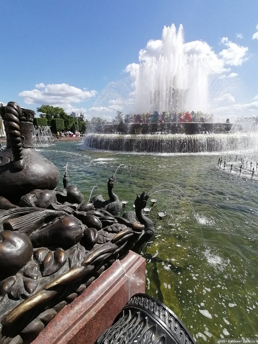 Куколки ГДР в национальных костюмах и прогулка по ВДНХ