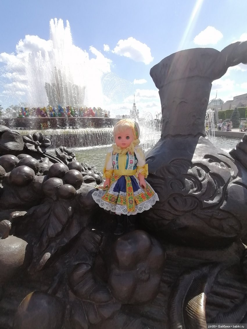 Куколки ГДР в национальных костюмах и прогулка по ВДНХ