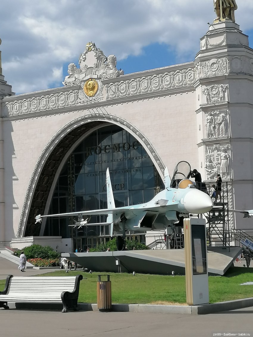 Куколки ГДР в национальных костюмах и прогулка по ВДНХ