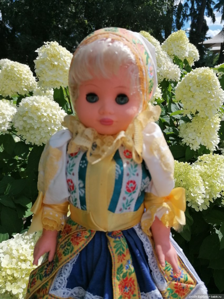 Куколки ГДР в национальных костюмах и прогулка по ВДНХ