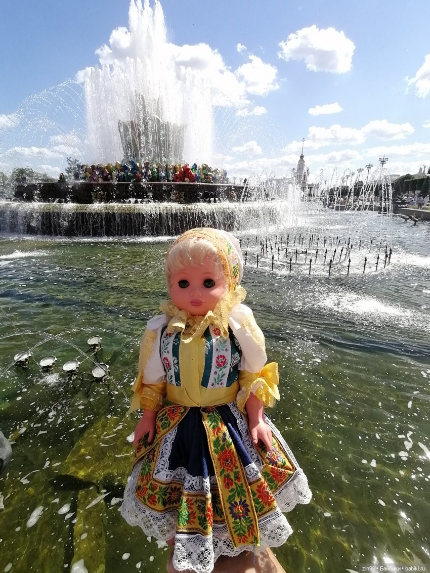 Куколки ГДР в национальных костюмах и прогулка по ВДНХ