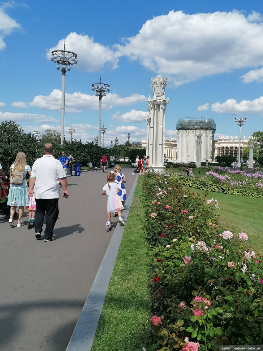 Куколки ГДР в национальных костюмах и прогулка по ВДНХ