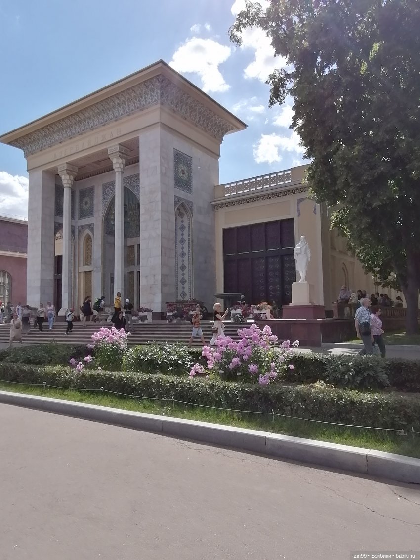 Куколки ГДР в национальных костюмах и прогулка по ВДНХ