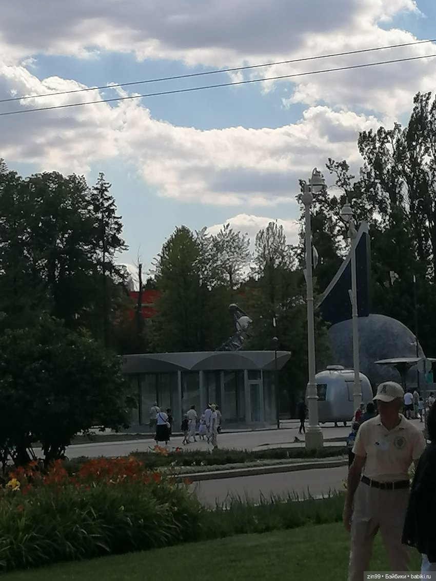 Куколки ГДР в национальных костюмах и прогулка по ВДНХ